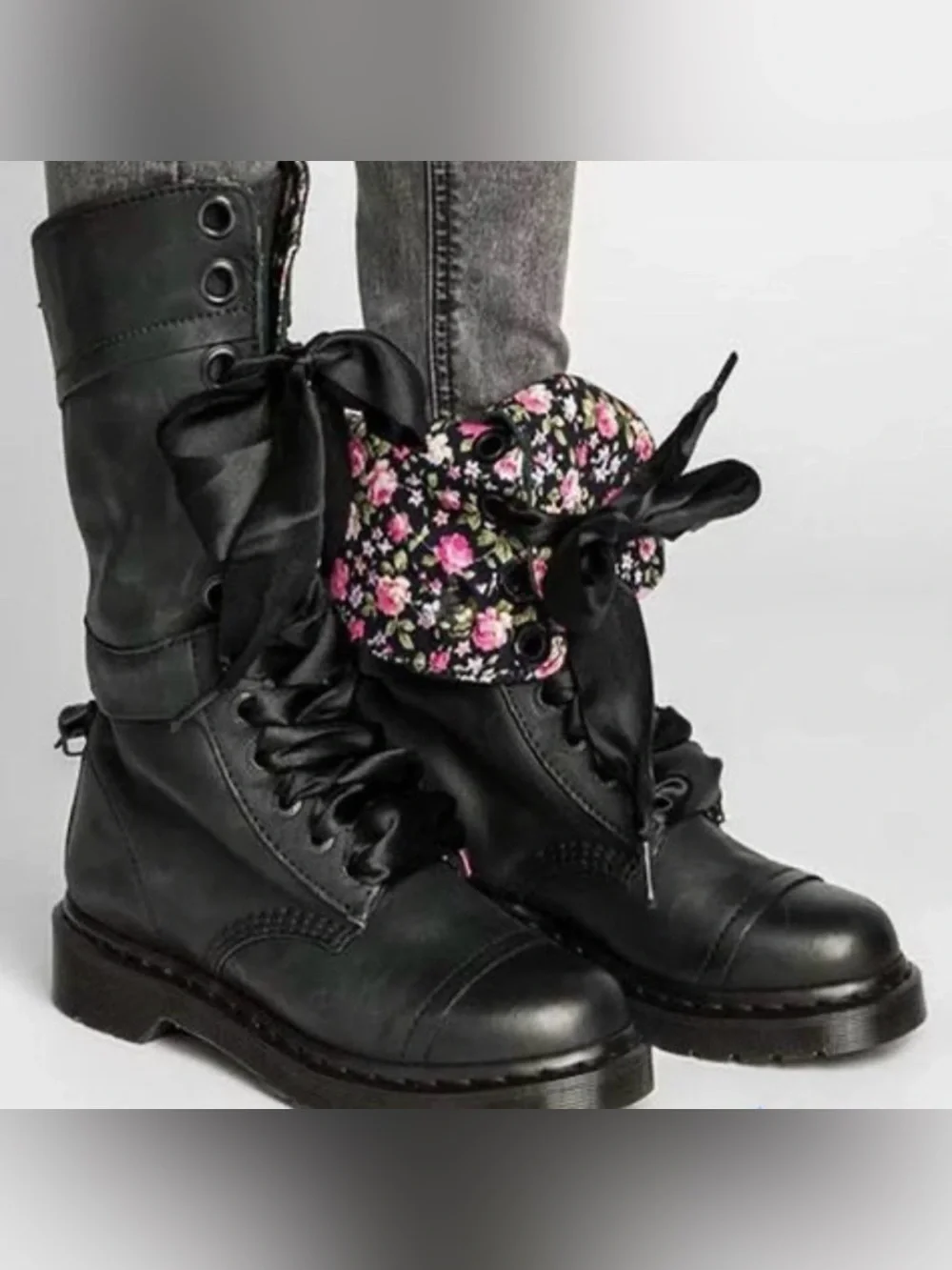 Dr. Martens Women's Triumph 1914 W 12-Eye Black Floral US 6